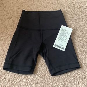 Wunder Train High-Rise
Short 6"
Heathered Black
Size 2
NWT